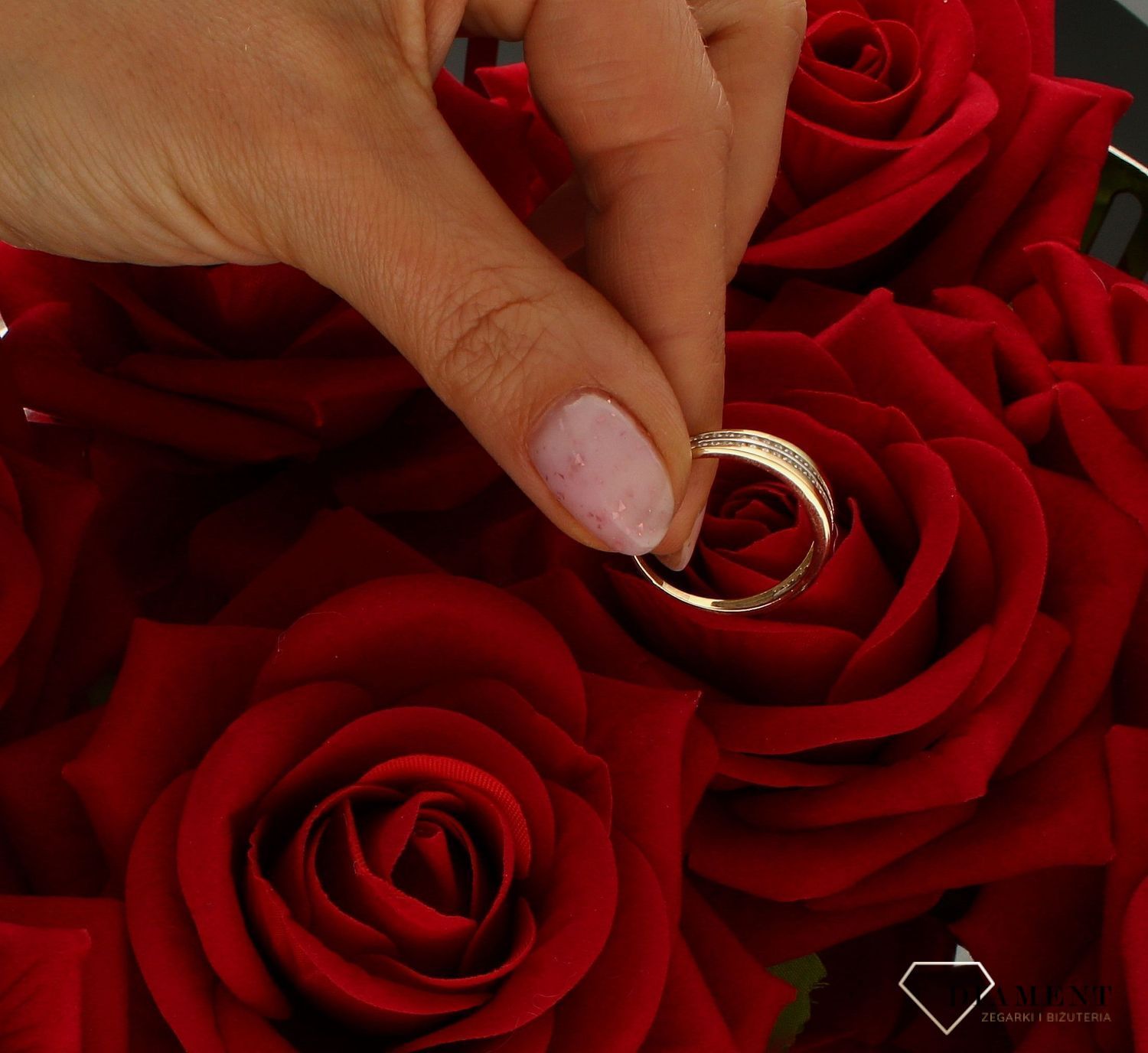 Złoty pierścionek damski szeroki ozdobiony rzędami cyrkonii 375 rozmiar 23 PI 1035 375. Złota biżuteria na prezent. Pierścionki.jpg